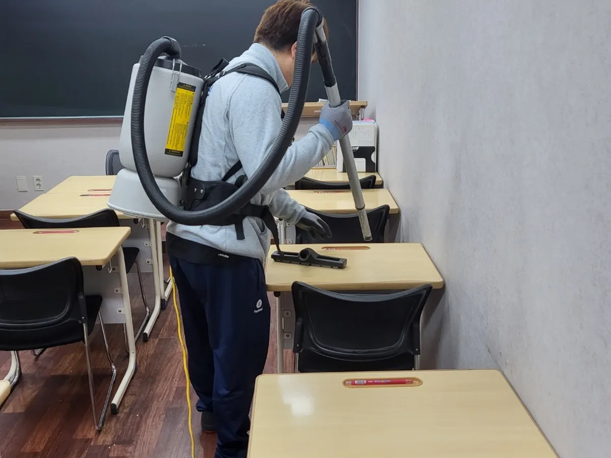 함양군 수동면 학교 현관·중앙홀 바닥 위생청소 사례 - 행진크린